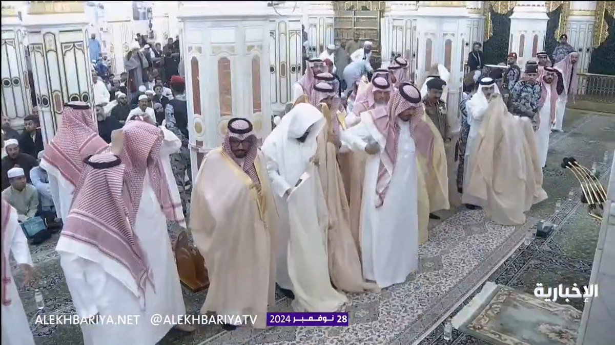 تأسياً بسنة الرسول الكريم.. أمير المدينة المنورة يقلب رداءه بعد الانتهاء من أداء صلاة الاستسقاء اليوم. -