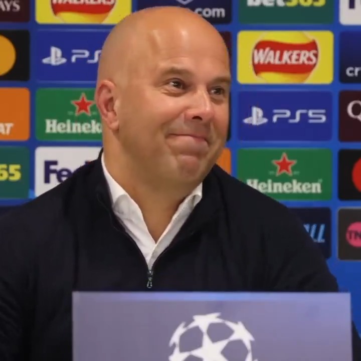 Perguntaram a Arne Slot se Ryan Gravenberch pode ser o novo Toni Kroos... "Não, porque ele é holandês e não alemão" 😂