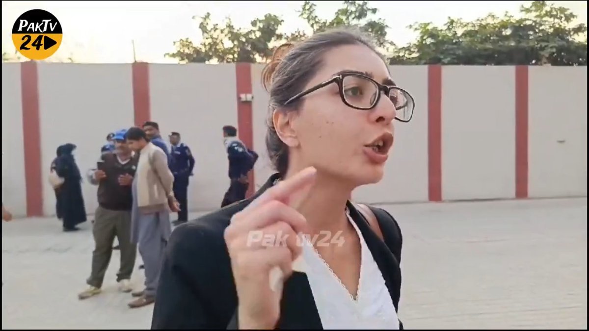 ہم ایسی حکومت پر لعنت بیجھتے ہیں جنہوں نے مطیع اللہ جان پر جھوٹا منشیات کا کیس بنایا شہباز شریف تو ایک بے اختیار انسان ہے وہ تو وزیراعظم کے عہدے کو بدنام کر رہا ہے اسد طور اور ایمان مزاری