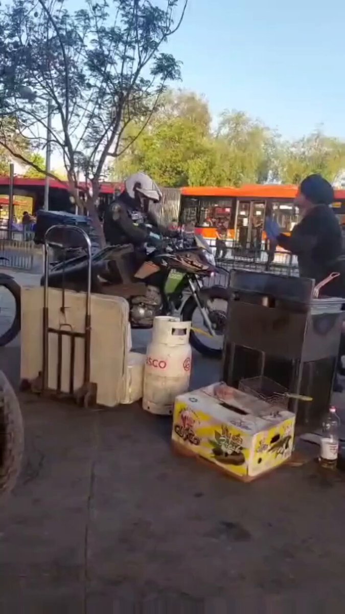 Mujer ambulante que vende comida sin permiso insultó a seguridad ciudadana cuándo la fiscalizaron 🇨🇱😡