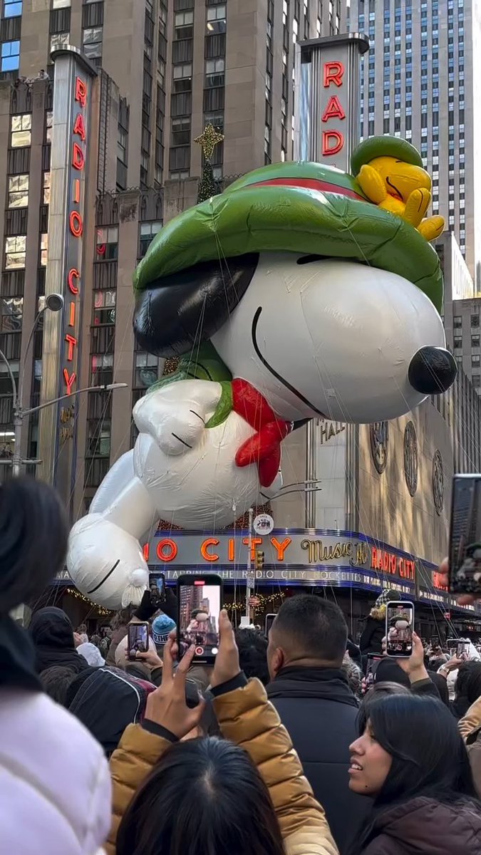 Happy Thanksgiving 🦃 See you on the parade route! If you’re feeling the chill after the parade, warm with a bite to eat Under 30 Rock. (📸: @newyorkbegins)