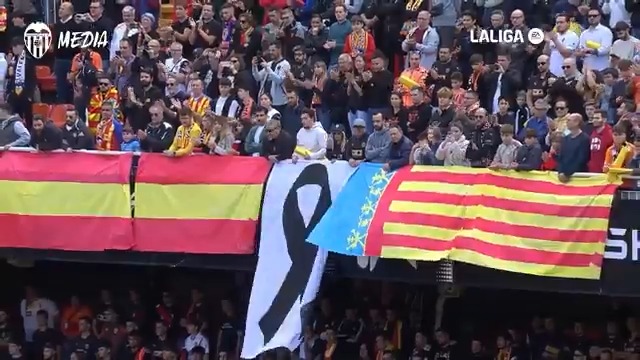 "Todo estuvo a la altura de lo que se merecía la gente" ❤️🩹 Hugo Duro y Diego nos cuentan cómo vivieron los actos de homenaje en #Mestalla a las víctimas y afectados por la #DANA #LaLigaHighlights #ADNVCF