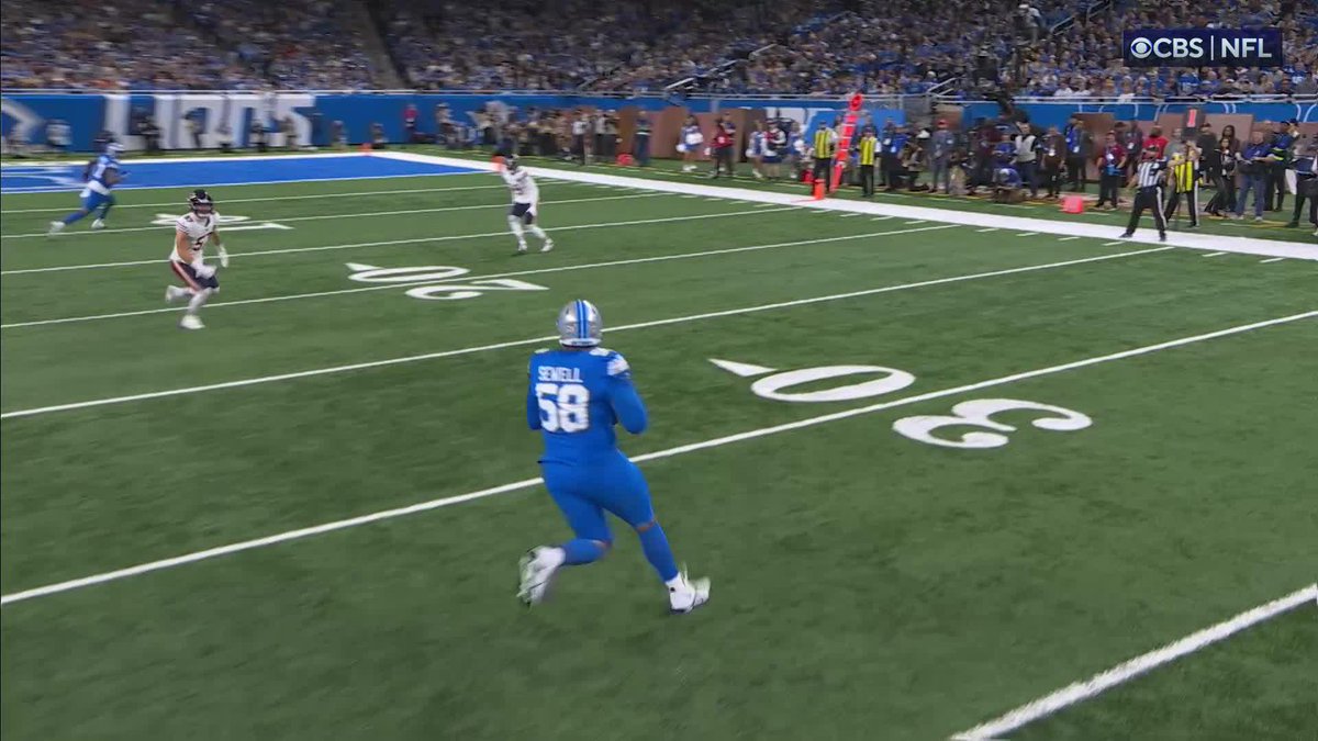 Was Penei Sewell about to THROW??? The Lions lose yardage, but the crowd loves it 😂