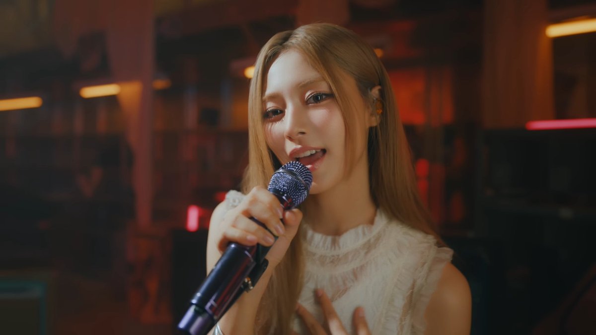 Some ONCEs hate abouTZU bsides yet so sad for them for not getting into real Music 🥲 Tzuyu keeps singing for us 🥹 !!!