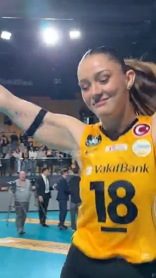 📸 Zehra Güneş galibiyeti seyircilerle kutladı