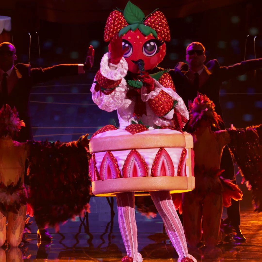 This sweet treat’s got moves and hopes you dance along! How charming is #StrawberryShortcakeMask? 🥹🍓 Tune in for more from Peanuts Night on #TheMaskedSinger, TONIGHT on FOX!