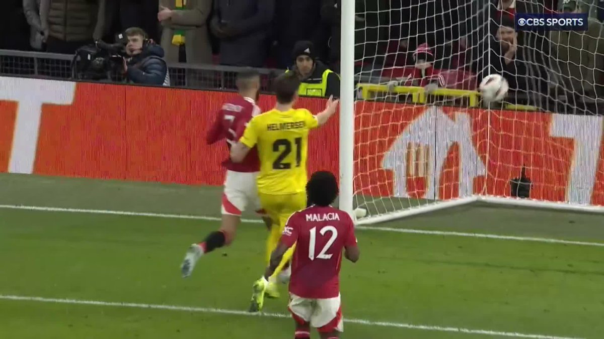 LOOK AWAY, MANCHESTER UNITED FANS😐