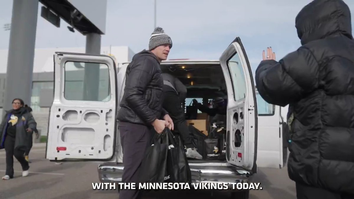 Everybody deserves a chance to enjoy the holiday. Earlier this week, the #Vikings and Land O'Lakes teamed up to distribute 1,500 Thanksgiving meals to local families and non-profit groups in the community.