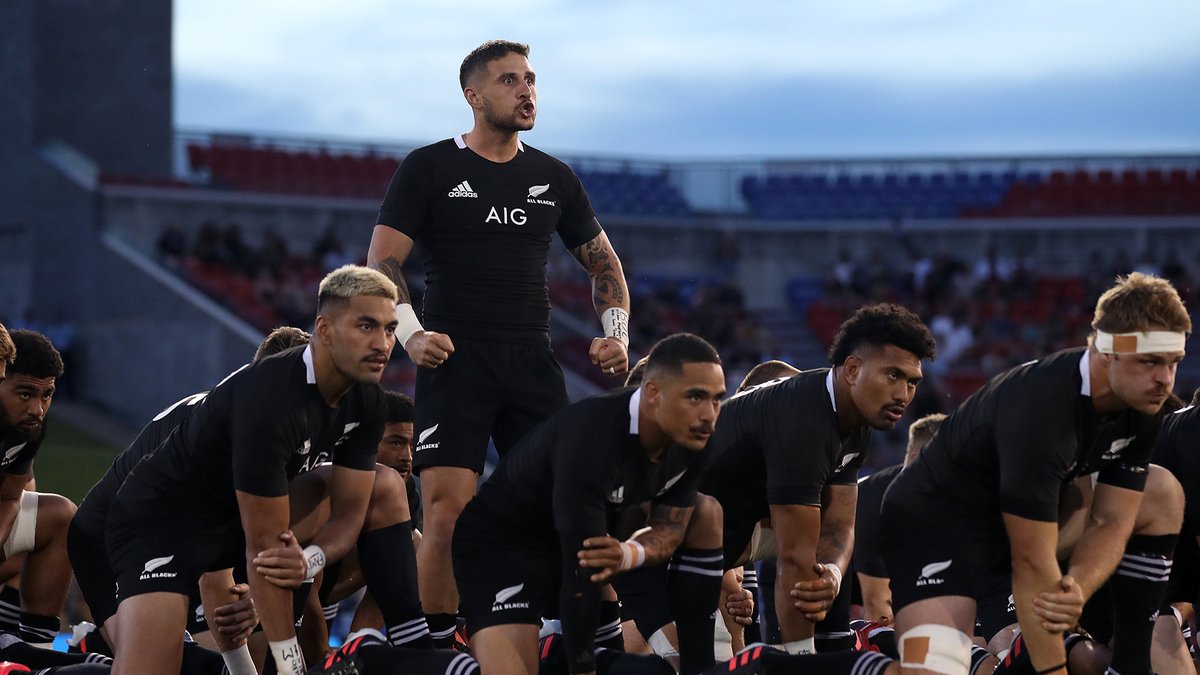 Hay maneras de dimensionar la grandeza. En un gol hecho poema, en las sonrisas multiplicadas en rostros sin importar camiseta, en la alegría encendida en cada festejo. O en un homenaje como el de los All Blacks a Diego, del que hoy se cumplen 4 años ❤️
