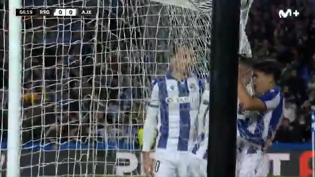 Liquidando al Ajax por el carril derecho. Aramburu + Take + Barrene = ⚽️ Real Sociedad Fútbol #UEL #LaCasaDelFútbol
