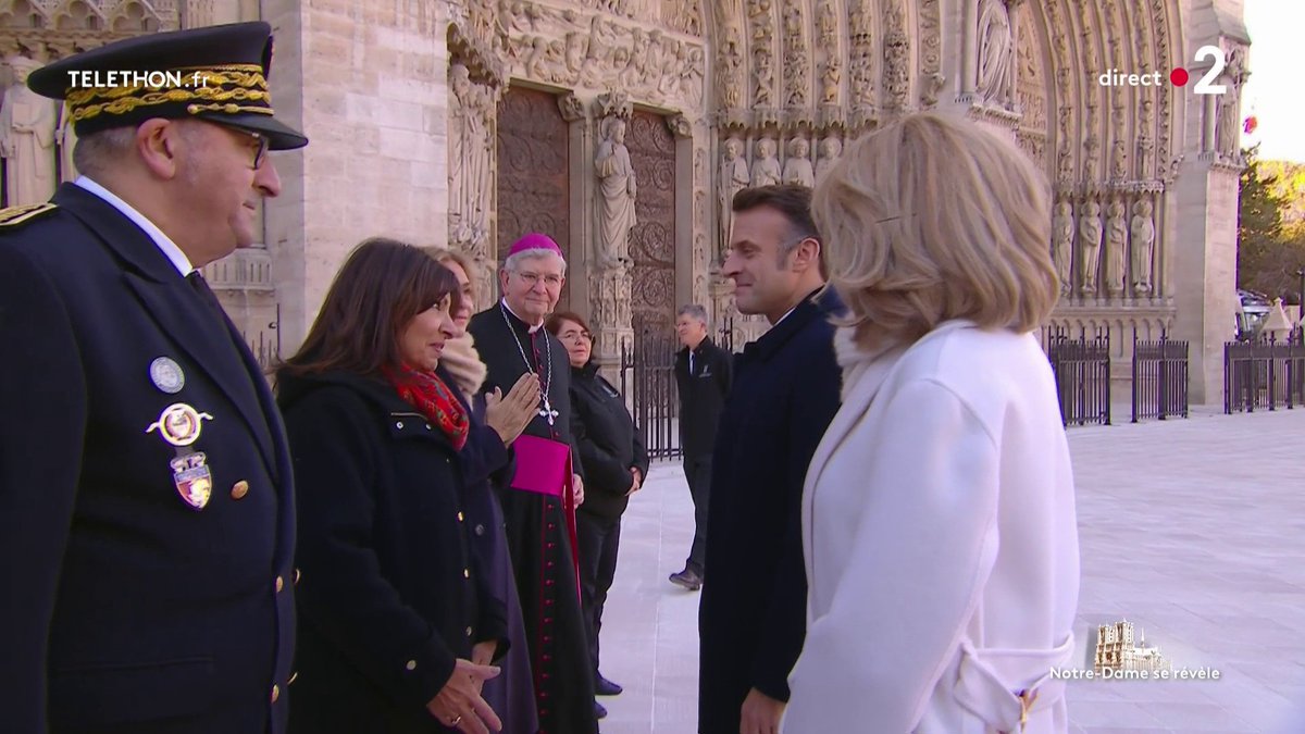 ⚡️ EN DIRECT Le Président de la République, Emmanuel Macron, et son épouse, Brigitte Macron, font leur arrivée sur le parvis de Notre-Dame de Paris. Ils découvrent le nouveau dallage en calcaire installé sur la parvis de la cathédrale.