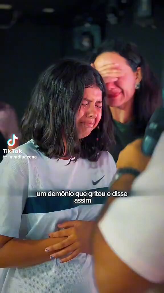GENTE? Pais levam filha para igreja na intenção de CURAR sua homossexualidade.