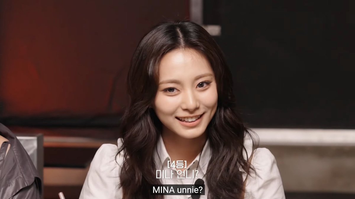 TWICE's hierarchy according to Tzuyu 😭 1. Jihyo 2. Jeongyeon 3. Nayeon 4. Mina 5/6. Tzuyu ... 9. Momo