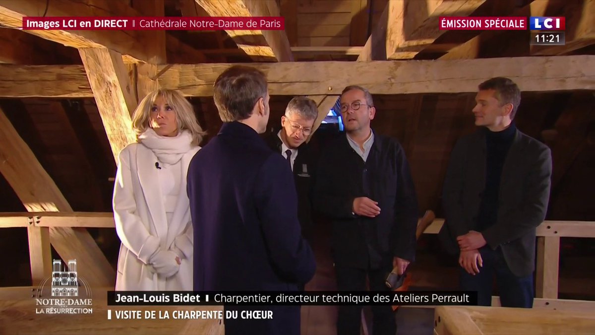 🔴 Réouverture de Notre-Dame de Paris 🗣️ "On a une charpente authentique, du XIIIe siècle, reconstruite avec les mêmes méthodes, les mêmes outils." 👉 Emmanuel et Brigitte Macron visitent la charpente de la cathédrale