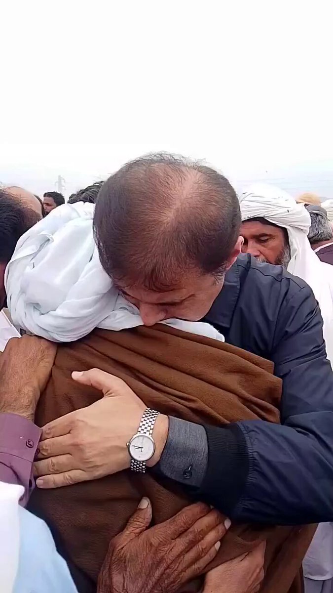 فوج کے ہاتھوں شہید ہونے والے پاکستانی شفیق لُنڈ کے جنازہ میں اہل علاقہ کی شرکت بوڑھے باپ کے گلے لگ لگ کر اُس کا غم بانٹنے کی کوشش کرتے رہے