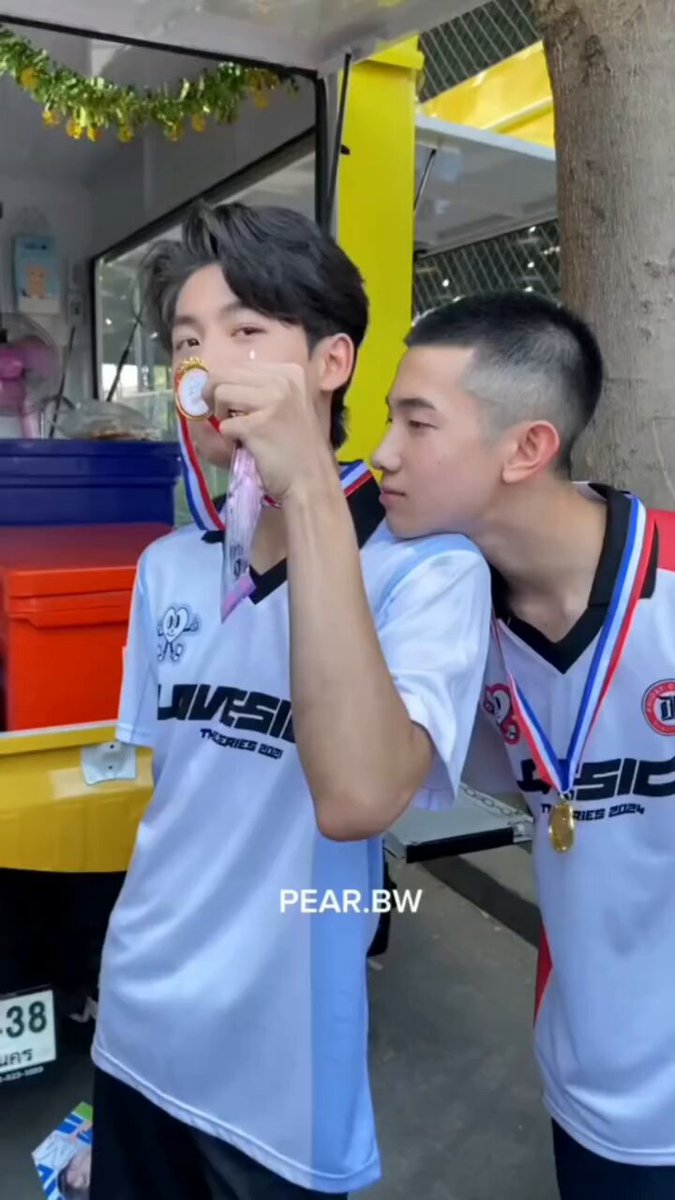 เมื่อก่อนโปรเกรสก็อ้อนแอลม่อนเหรอ ดูน้องโพสท่าแบบเอาคางไปเกยไหล่พี่เขา ขนาดหมุนเปลี่ยนด้านโปรเกรสก็ยังเอาคางไปเกยไหล่พี่ม่อนอยู่ดี ฮรึก แล้วดูม่อนแกล้งน้อง น่ารักมากอะ แงงง้🤏🏻🥺