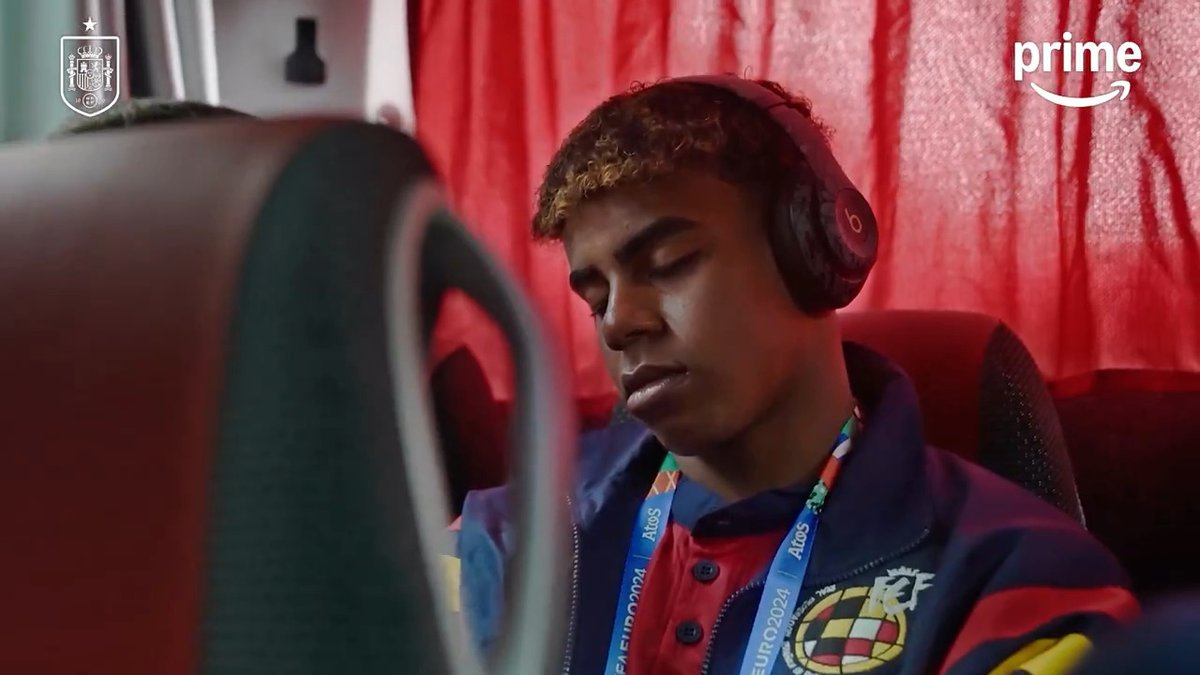 🇪🇸🗣️ Nico Williams on Lamine Yamal ahead of the EURO 2024 final: “I was super nervous, but Lamine was just sleeping on the bus on the way to the final.” 😴