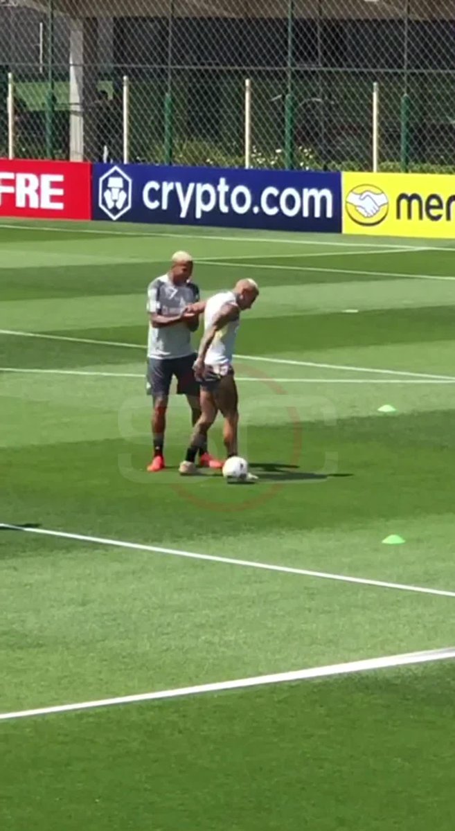 Deyvserson de CRUZÓ con Vargas en pleno entrenamiento de Mineiro. Arrancó el show. 😨🇧🇷