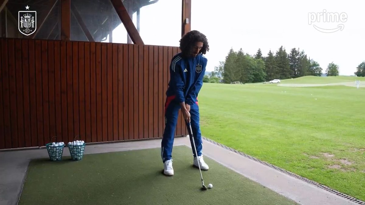 🏌️🏼 Cucu Marc Cucurella, con el golf se "estrella". Los tips los tienes, unas clasecitas más y a mejorar el handicap tan rápido como corres la banda. Esta maravilla y muchas más te esperan en "Un equipo llamo España", el docu de la #EURO2024 junto a Prime Video España. #VamosEspaña