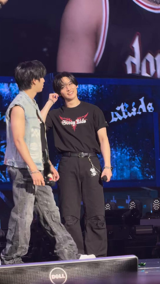 HAN SHOWING HIS CUTE BOOTY DANCE IN FRONT OF LEEKNOW AND LK'S SMILE IS CRAZYYYY DOES HAN NOT KNOW THE IMPACT HE HAS ON HIM😭😭😭