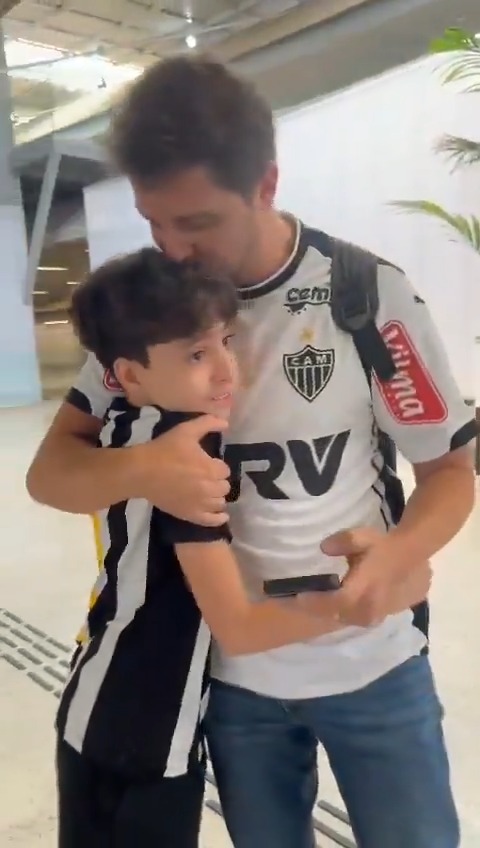 Fue al aeropuerto a despedir a su padre antes de que viaje a Argentina para ver a Atlético Mineiro 🇧🇷 en la final de la Copa Libertadores. No se esperaba el desenlace. Y al principio no lo creyó. Fútbol, siempre fútbol. ⚽️❤️