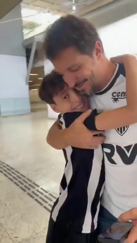 UNA DE ESAS HISTORIAS QUE TE LLEGAN AL CORAZÓN. Un niño del Galo fue a despedir a su papá, que partía rumbo a Buenos Aires para vivir la final de la #Libertadores... ¡¡NO SABÍA QUE TENÍAN UNA SORPRESA PARA ÉL!! ¡HASTA LAS LÁGRIMAS! 📹 Atlético