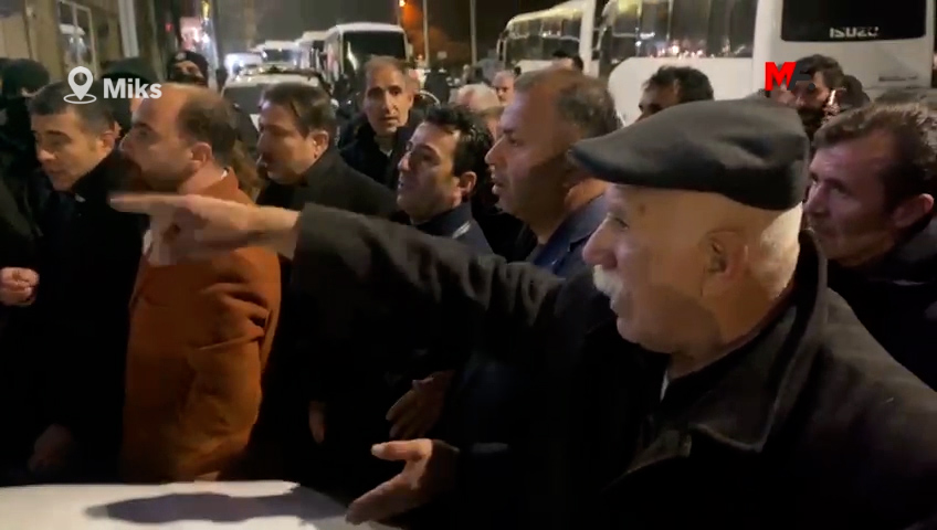 Bahçesaray halkı kayyum atanmasına karşı belediye binası önünde toplanmaya başladı.