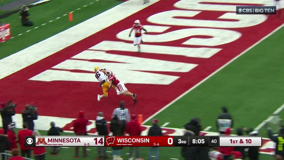 WHAT A GRAB! Brosmer to Geers for another Minnesota Football touchdown.