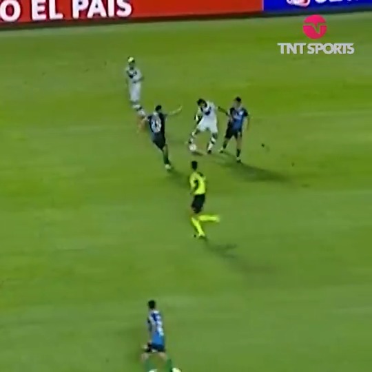 Prohibido olvidar este tremendo DOBLE CAÑO de Thiago Almada, cuando era jugador de Vélez. Una delicia. 🪄