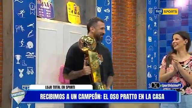 🤩Buenas, hermosa tarde, ¿VERDAD? 🫣🏆Así llegó Lucas Pratto, jugador del club Olimpia, con la COPA en mano. #SportivísimoPY