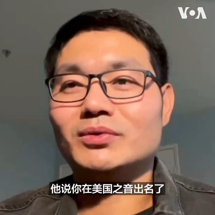 他在两年前的上海 #白纸运动 中,手举黄色菊花,拽下白色的口罩,在抗议人群聚集和警察密布的 #乌鲁木齐中路 ,高喊“中国人要勇敢一点”,并质问“乌鲁木齐火灾中的受害者是谁害死的?”他随后被蜂拥而上的警察塞进了警车。他,名叫李亚辉,是两年前在杭州从业的高科技人员。以他为主角的那段视频随即在互联网上疯传,鼓舞了更多人前往乌鲁木齐中路。这段视频仅通过美国之音的平台便获得两百多万的收视。一直以来,人们不知道这位当时奋不顾身的主角被警察抓捕后命运如何,甚至不知道他到底姓什名谁。在接受美国之音独家采访时,李亚辉详述了他的白纸运动之路,他在警局如何与警察斗志斗勇、与其他白纸“革命者”擦肩而过的瞬间,以及他对舍身取义不动摇的信念。