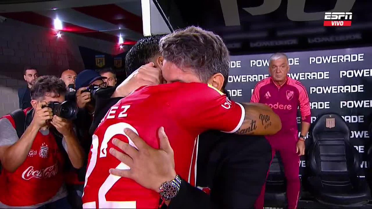 EL ABRAZO ENTRE ENZO PÉREZ Y MARCELO GALLARDO ⚪️❤️⚪️
