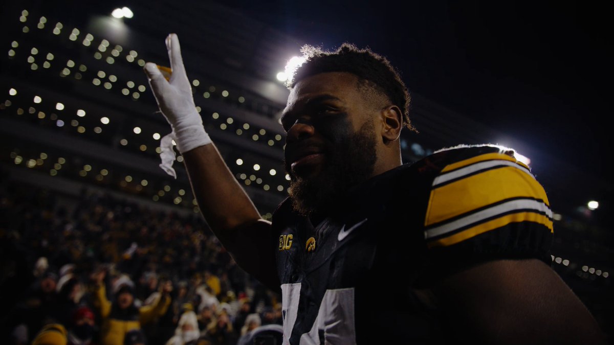 A Kinnick farewell to the man in the middle 🥹 Jay Higgins x #Hawkeyes
