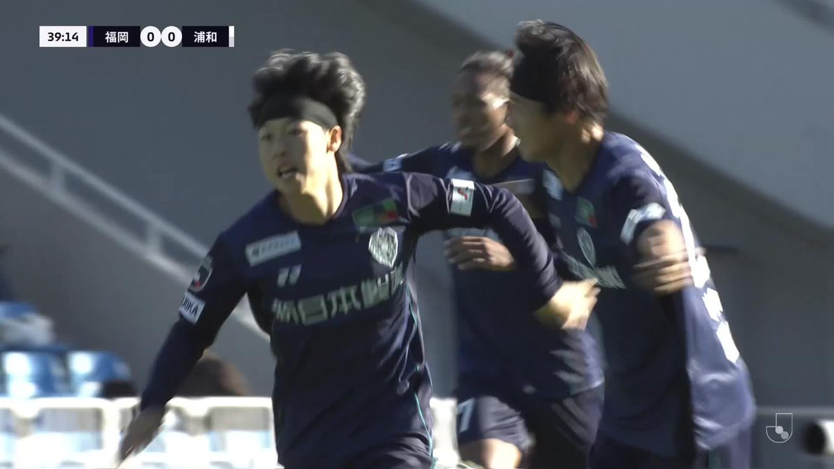 ゴール後は真っ先に長谷部茂利監督の元へ！💪 🎦 ゴール動画 🏆 明治安田Ｊ１リーグ 第37節 🆚 福岡vs浦和 🔢 1-0 ⌚️ 40分 ⚽️ 紺野 和也（福岡) #Ｊリーグ