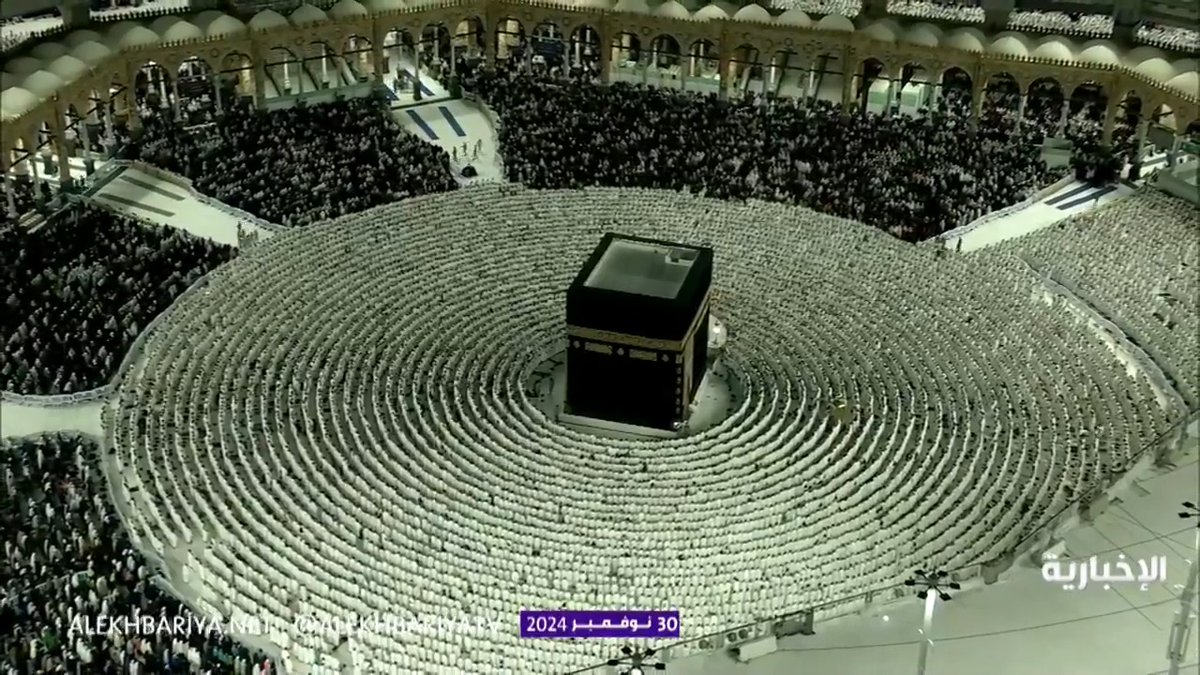 مشهد مهيب وقراءة خاشعة بصوت الشيخ عبد الله الجهني، خلال صلاة الفجر اليوم بالمسجد الحرام. -