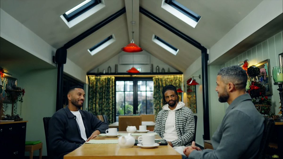 🗣️ "It's Messi, let me try and megs him!" Close friends Gareth McCleary & Adrian Mariappa are on opposite sides today, but Jobi McAnuff caught up with the pair to share their footballing journey together... Catch Wealdstone FC v Wycombe Wanderers live on ITV1 at 11:30 🍿