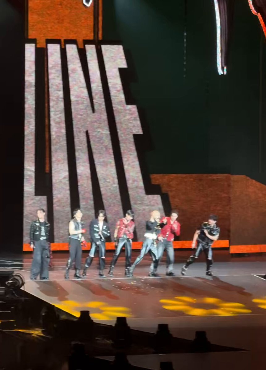 this move is now becoming a thing whenever they sing topline 🤏🏼