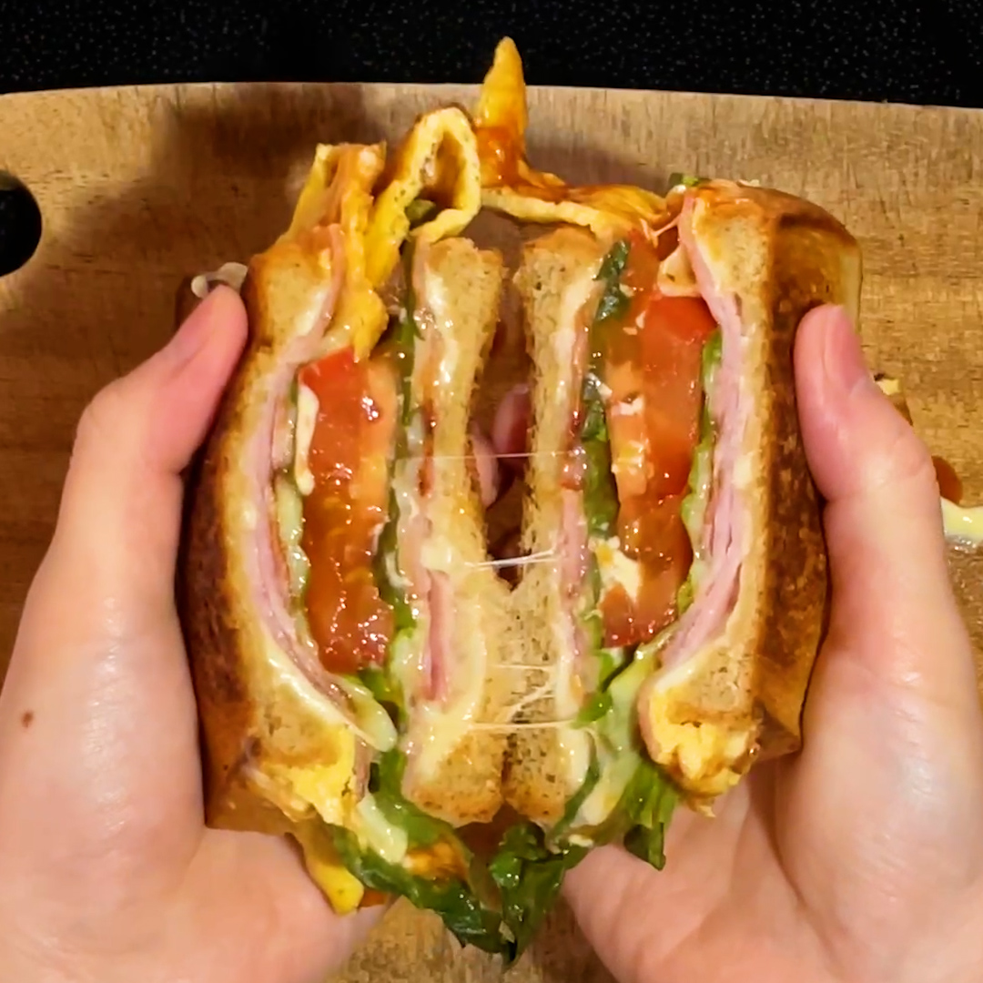 【ホットサンドまだ挟んでるの？】具材をのせて折りたたむだけ！ / Grilled Cheese Hot sandwich in a Pan😲🥪 #tastyjapan
