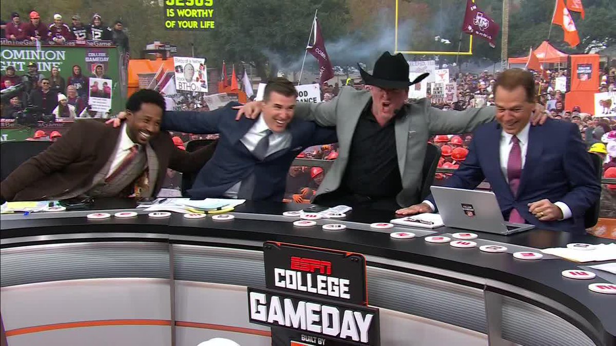 "THEY'RE STILL SINGING‼️" Pat McAfee is loving this Aggie crowd 👏