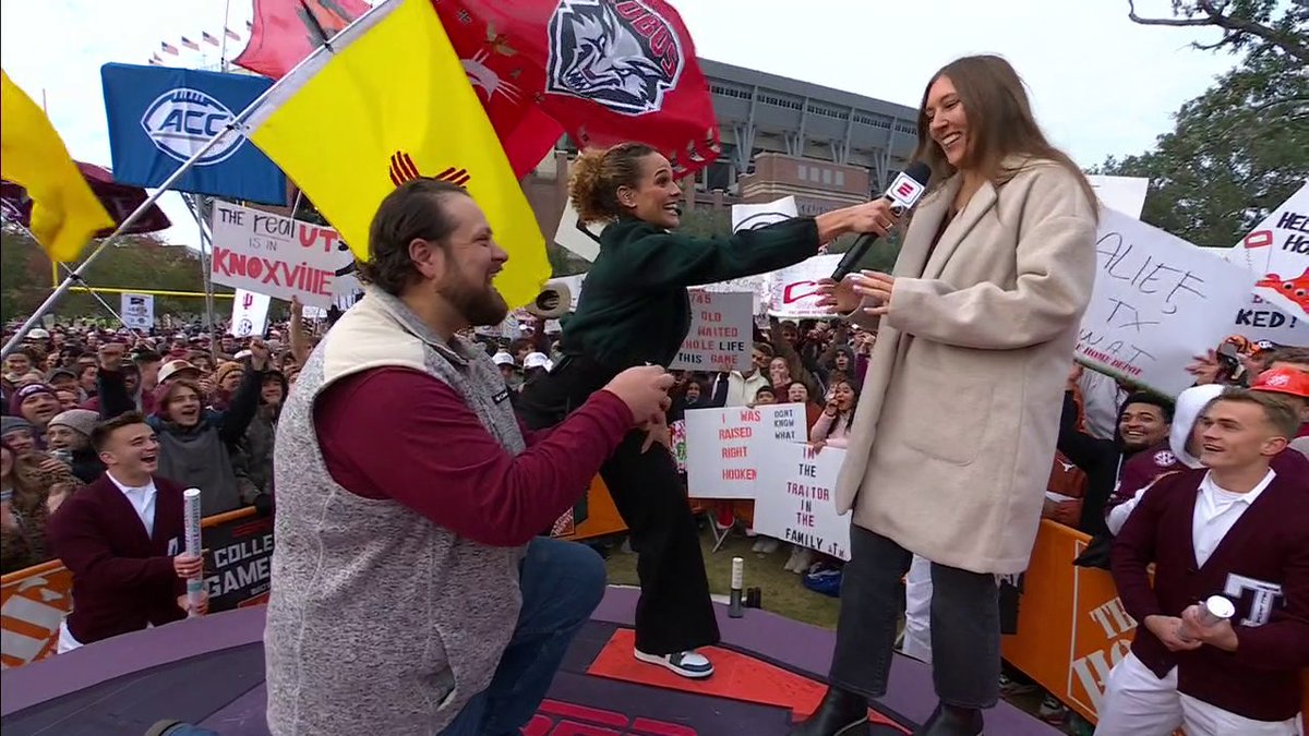 They got their dream College GameDay proposal in College Station โค๏ธ jess sims