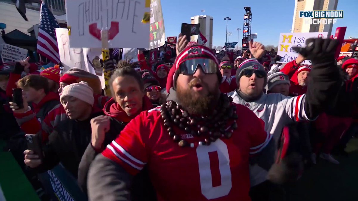 🗣️ "We Don't Give a Damn for the Whole State of Michigan" 🎶 @ohiostatefb fans were singing loudly ahead of their matchup with Michigan