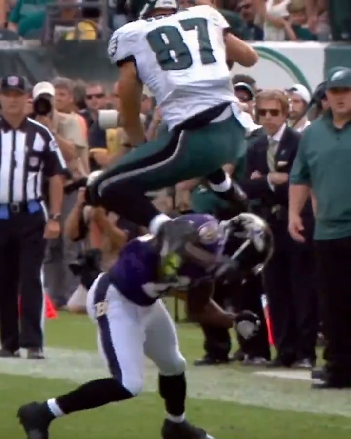 Manifesting another hurdle 🔮 Enjoy this throwback when TE Brent Celek hurdled over Ravens S Ed Reed in a crazy 24-23 win in 2012.