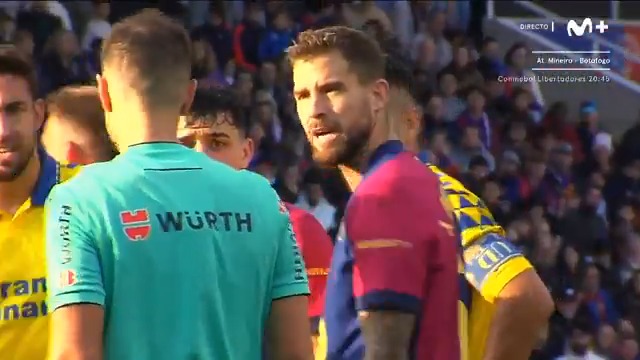 🚨 El Barça reclamó penalti sobre Cubarsí. ''No te ve...''. #DeportePlus