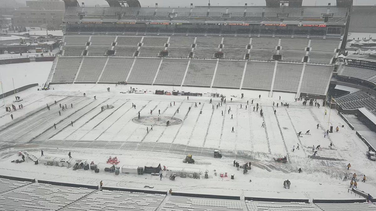 Here’s a little timelapse of what the last half hour or so has looked like at Faurot Field. Some snow removal, some warm-ups, still snow coming down. #Mizzou-Arkansas is 90 minutes away.