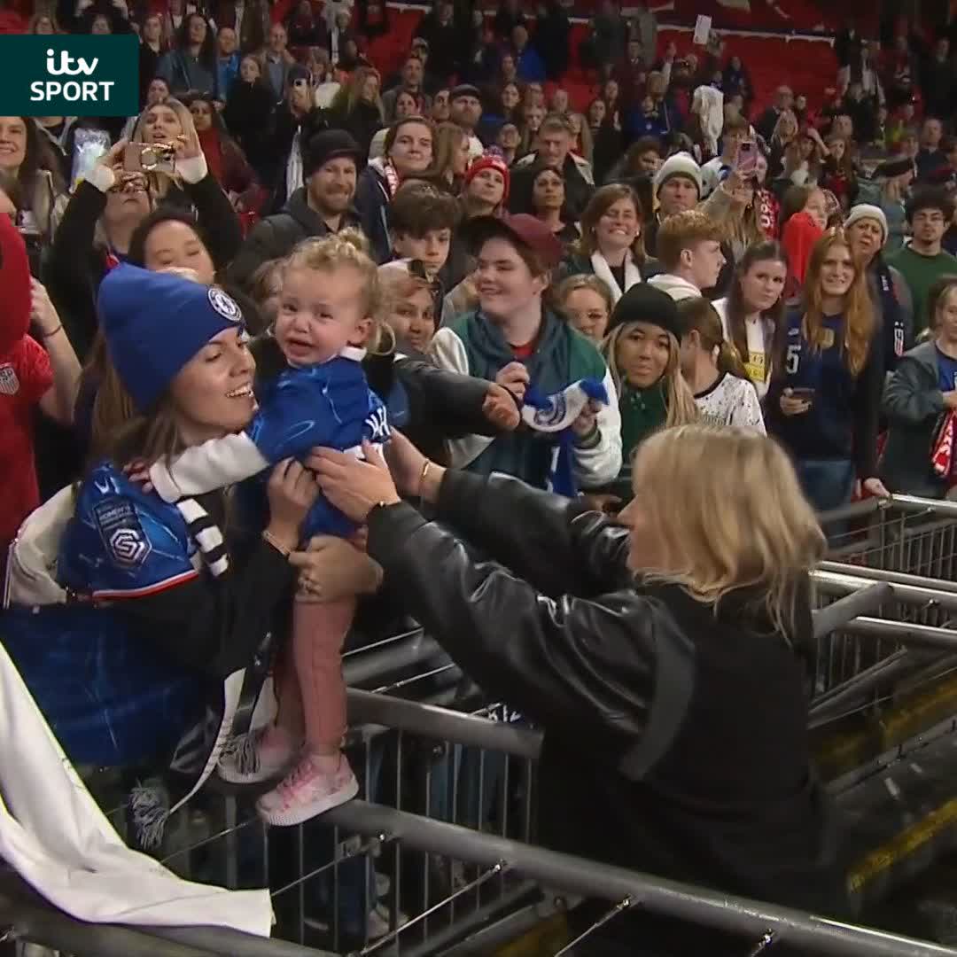 The Emma Hayes fan club was out in full force at Wembley! 🤳👶
