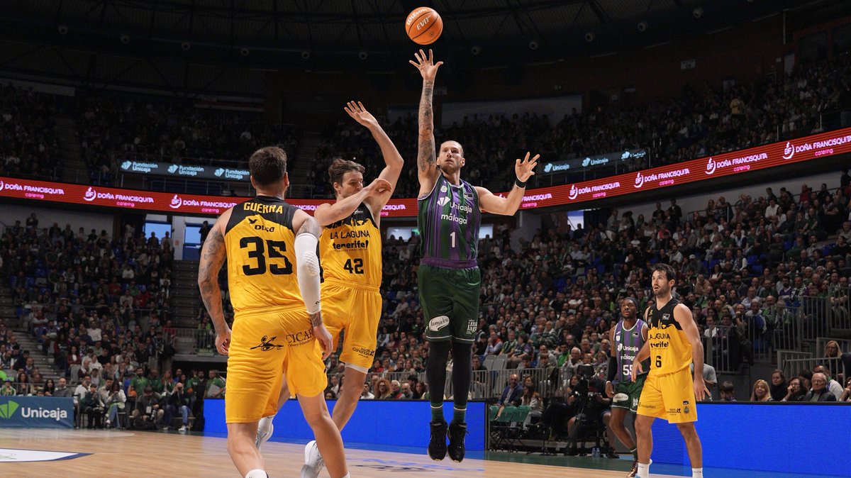 💥 Cuando más necesitaba UnicajaCB una ración de puntos... llegó la 𝙁𝙄𝙀𝙎𝙏𝘼. ¡La FIESTA en la que se convirtió el Carpena viendo como DYLAN OSETKOWSKI no paraba de enchufar! 1⃣6⃣ puntos en la segunda parte... y triunfo que vale el liderato de la #LigaEndesa.