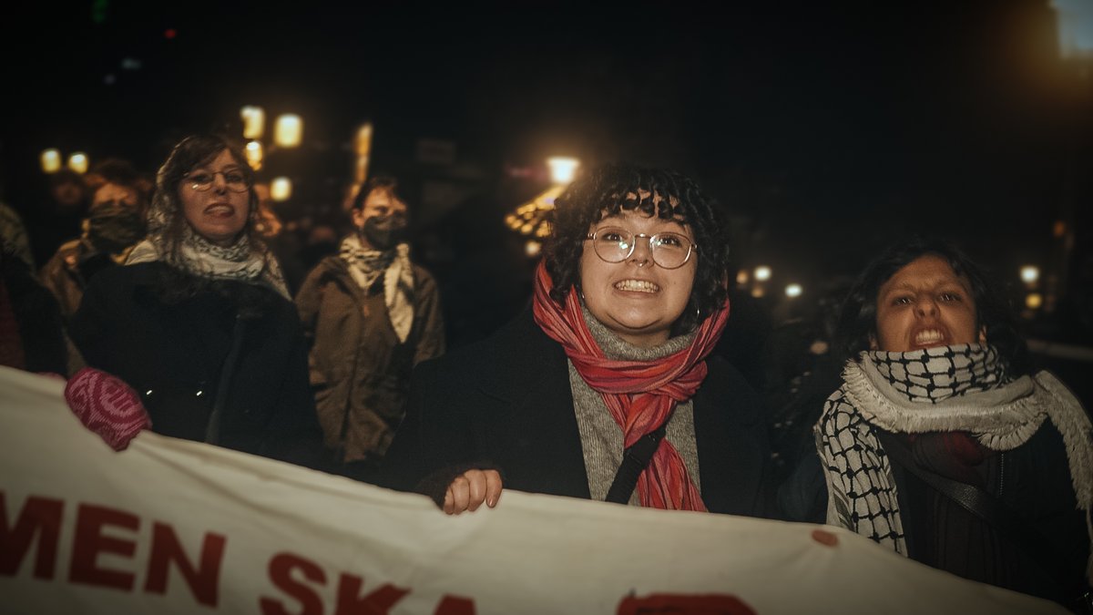 Från början skulle vänsterextremister störa kvällens högtidlighållande av hjältekonungen Karl XII. Men efter att en aktivist ropade: “Han gör mer skada än dem!” förvandlades det hela till en demonstration mot mig. En medlem från Vänsterpartiets ungdomsförbund skrek att de höll koll på min adress, samtidigt som resten ropade “nassesvin”. Skrämmande, men knappast förvånande. Vänsterns fixering vid mig är ett tydligt kvitto på att min journalistik gör skillnad. Hade de inte varit så pressade av sanningen, skulle de inte lägga energi på mig i sina demonstrationer och blaskor. ▹ Hjälp mig fortsätta granska vänstern genom att bli prenumerant (60 kr/mån) eller swisha ett bidrag till 123-697 89 69. Tillsammans gör vi skillnad! ▹ Läs mer om vänsterextremism här: