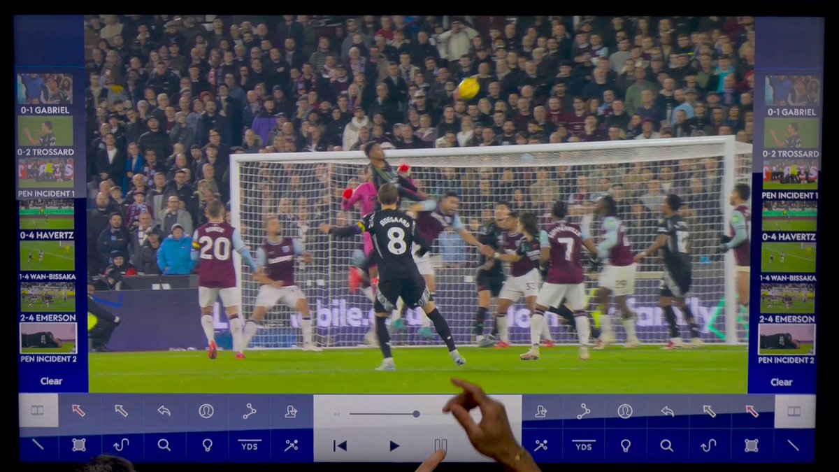 "I didn't like it." Theo Walcott and Jamie Redknapp take a closer look at the second Arsenal penalty decision 🔍