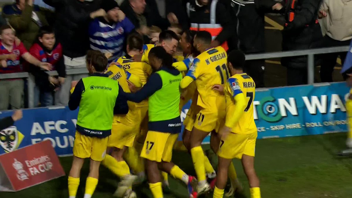 They've taken the lead again 😱 What a moment for Dagenham & Redbridge! ⚔️ #EmiratesFACup