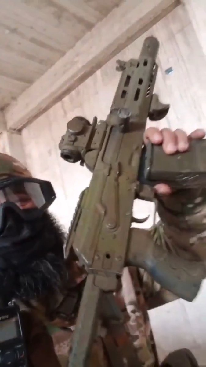 This Krink has all the drip 💧 Appears to be an Aimpoint T2, FAB grip, & Zenitco charging handle knob 🔴 No idea on the stock but it certainly looks cool which is priority #1 in weapons design. Interesting to see the rear 1913 rail - guessing that's for night vision and/or thermal mounting... #syria #drip #krink #krinkov #545x39 #kalashlife #aleppo #FAB #aimpoint #zenitco #goggles #russia 🎥: War Noir